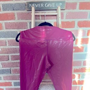 Lipgloss Metallic plus light n tight hi-rise capris